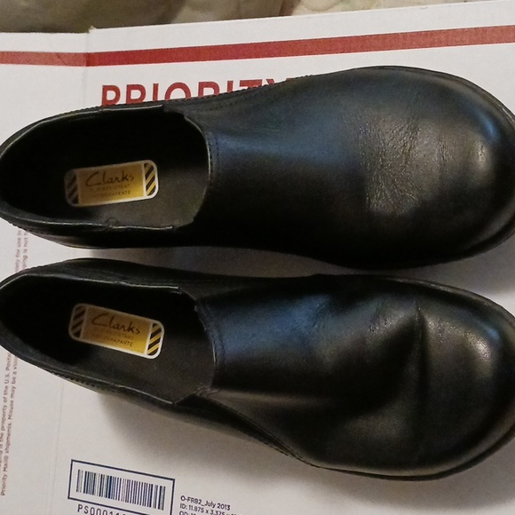 Clarks Shoes - Clarks slip resistant women clogs black sz 7.5 pre-owned.